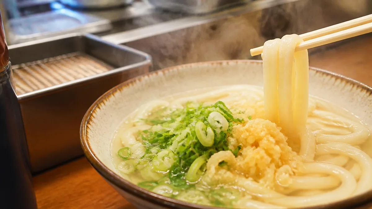 朝7時から開いている、駅前の立ち食いうどんの解説画像