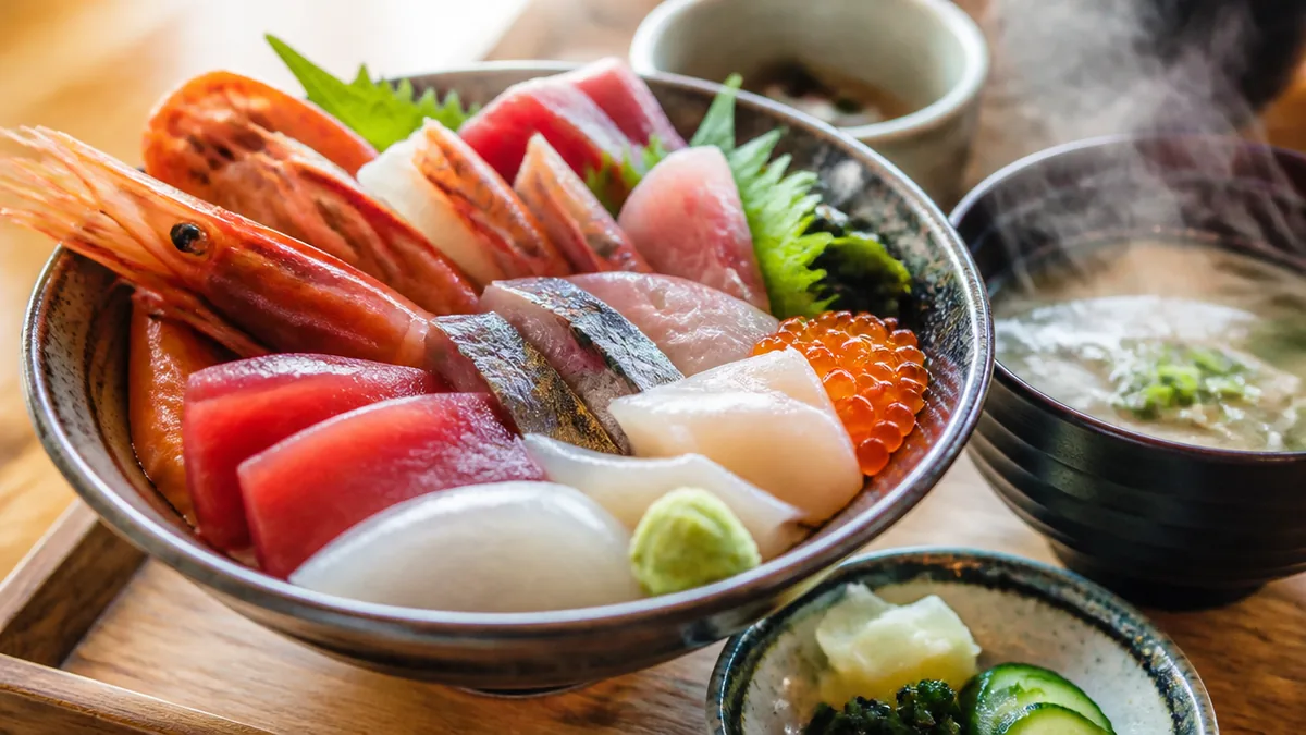 難波のランチは海鮮で選ぶと外れない｜528円の山かけ丼から3,300円の食べ放題まで5軒のアイキャッチ画像