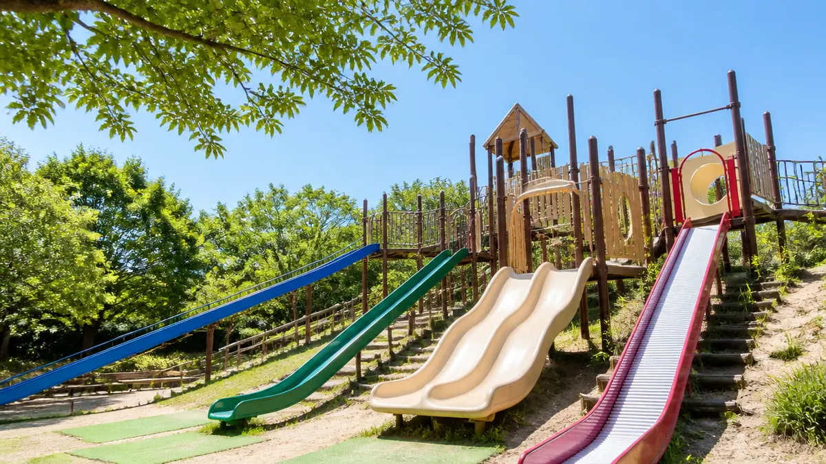 緑が丘公園は滑り台4種類の大型遊具がそろう高槻の1.72ha｜無料駐車場19台とバスの行き方のアイキャッチ画像