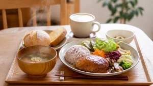 カフェ ピグリッチは阪急富田駅徒歩2分｜1,100円の本日の定食と2階ソファ席の使い方のアイキャッチ画像