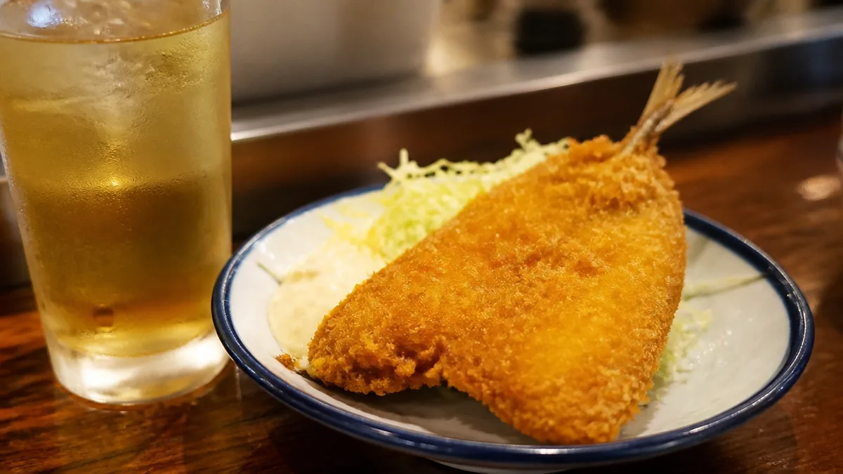 130円のアジフライで一杯目、立ち飲みの二択はどちらにする?の解説画像
